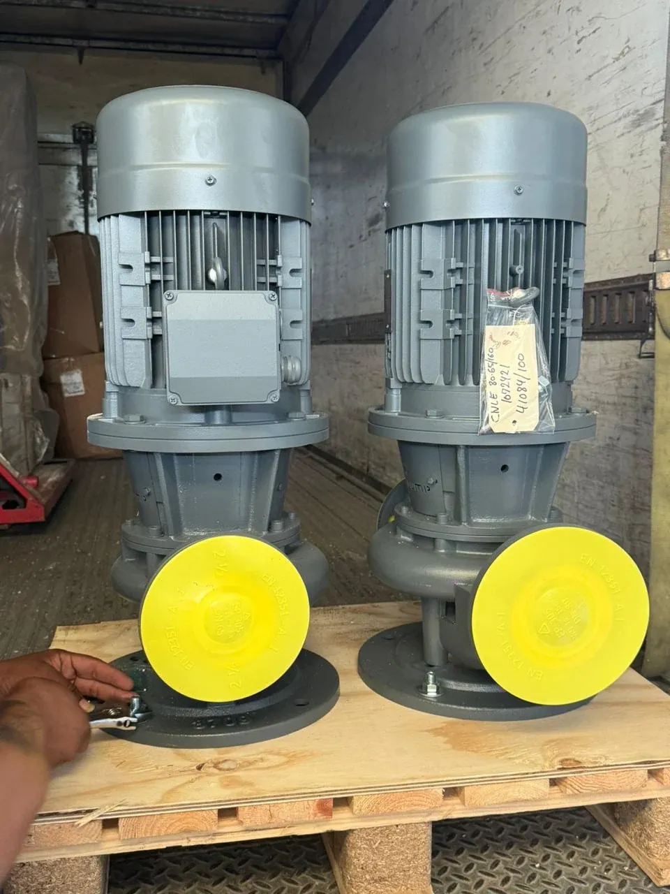 Dos bombas verticales industriales protegidas para transporte