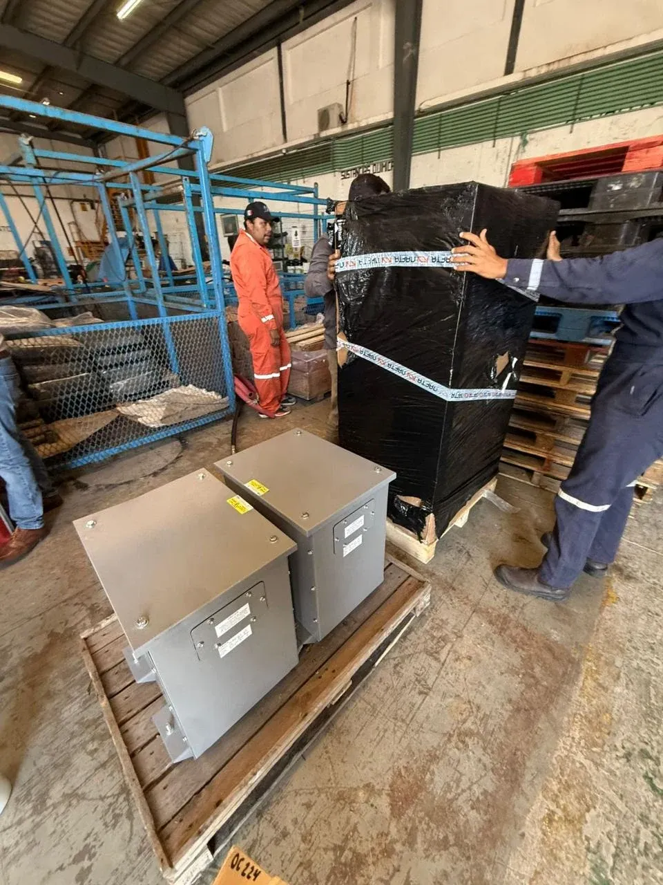 Gabinetes eléctricos preparados junto a carga protegida en taller